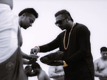 Yo Yo Honey Singh Gifted 24 Carrot Gold Chains For India's Raw Star Candidates