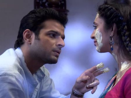 Yeh Hai Mohabbatein: Ishita Suffers Bad Allergic Attack, Raman Takes Care Of Her