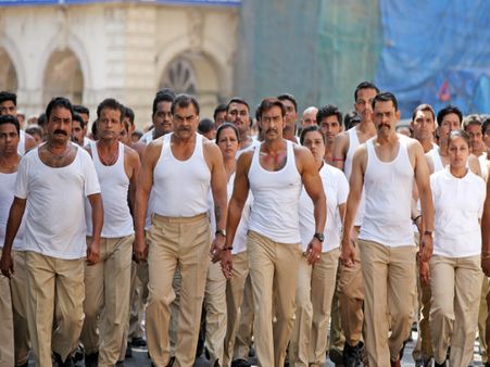 Singham Returns Will Have 2500 Cops In Vests Rather Than Uniform!