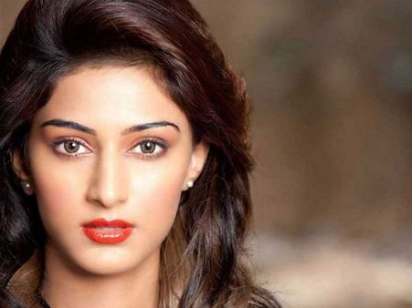 Erica Fernandes Shooting For Airavatha