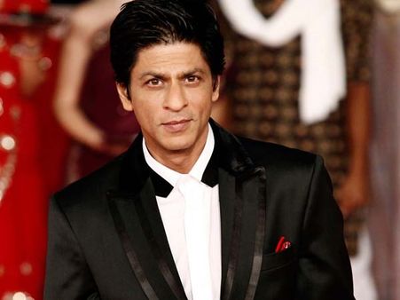 SRK Dances With Policewoman; Draws Criticism
