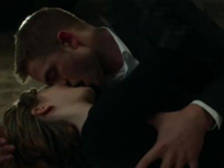 Robert Pattinson Kisses Mia Wasikowska In Map To The Stars New Trailer