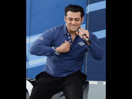 Salman Khan Sings For His Fans And Rocks Canada!