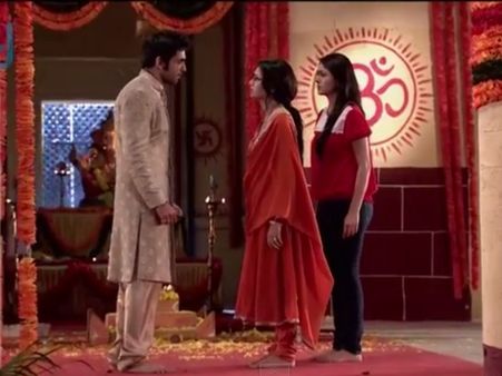 Kumkum Bhagya: Abhi Catches Pragya With Purab And Bulbul