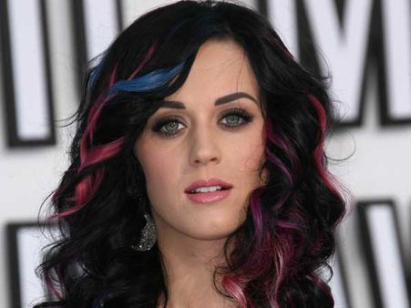 Katy Perry To Spill Beans On Career And Love In A Book?