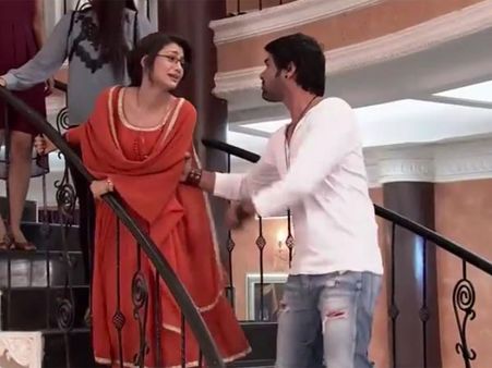 Kumkum Bhagya: Pragya Ruthlessly Expelled By Abhi!
