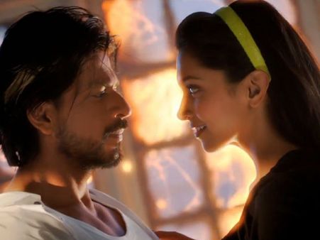Shahrukh-Deepika's Fiery Moments In HNY That Cannot Be Missed