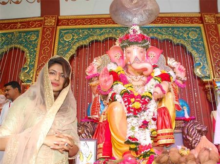 See Pics: Priyanka Chopra And Darshan Kumar Offer Prayers