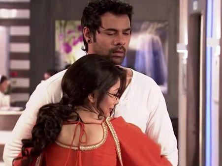 Kumkum Bhagya: Abhi Saves Sarala’s Life, Pragya Thankful!