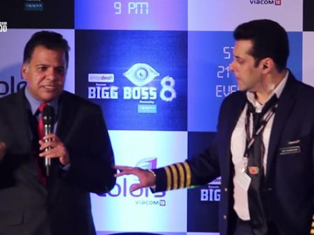 Salman Khan Respects Religion, Halts Bigg Boss 8 Event During Azaan!