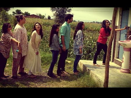 Aditya Roy Kapur-Parineeti Chopra's Hard Wait For Loo (See Pics)