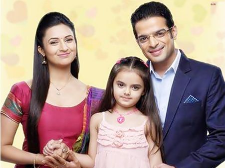 Yeh Hai Mohabbetain: Sanjana Escapes Seeing Toshi, Purnima Tensed