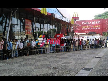 Aagadu Advance Ticket Booking: Mahesh Mania Is At Its Peak