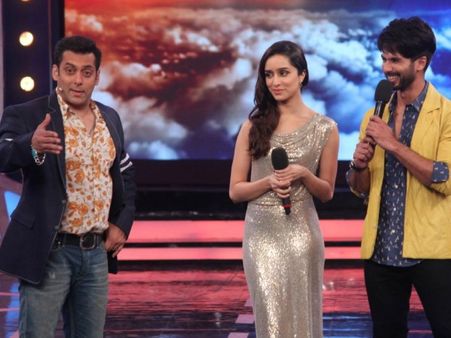 Salman Khan Cornered Shraddha Kapoor On Bigg Boss 8