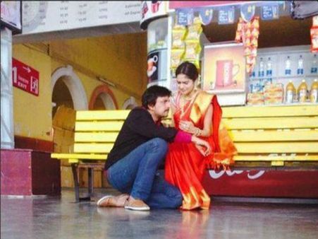 Sudeep Cries In Madhoo's Lap In Railway Station