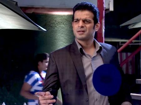 Yeh Hai Mohabbetain: Jealous Raman Follows Ishita To Restaurant!