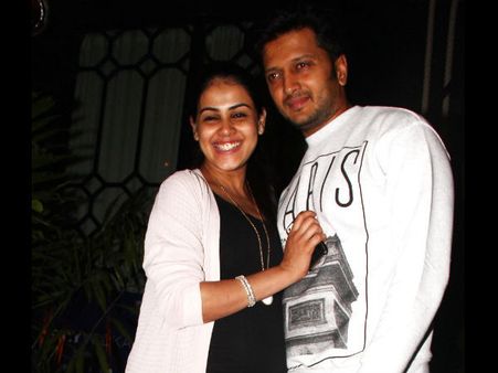 PICS: Pregnant Genelia Goes On A Dinner Date With Riteish