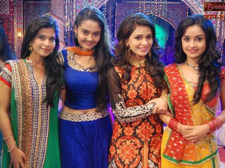 Letter ‘R’ Auspicious For Shastri Sisters!