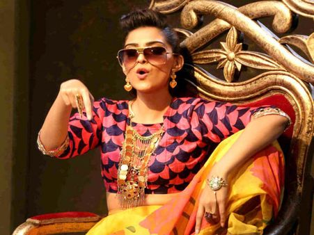 American Daily Praises Sonam Kapoor; Degrades Bollywood!