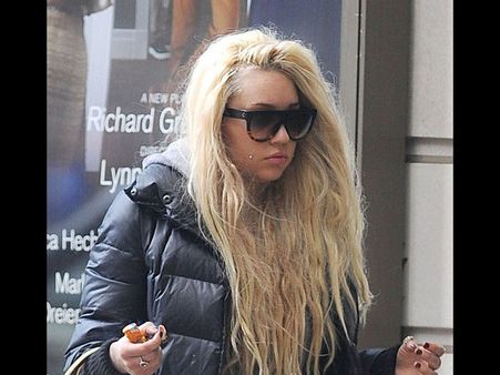 Amanda Bynes Acting Bizzare On Streets Of New York