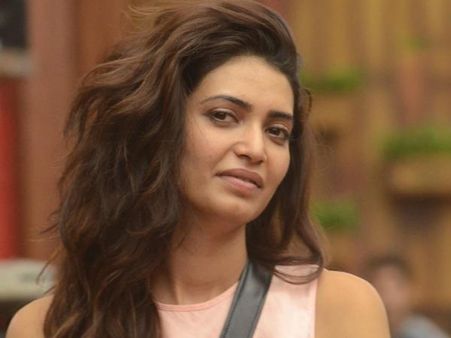 Karishma Tanna Too Aggressive At Bigg Boss 8 Tasks, Inspired By Gauhar Khan?