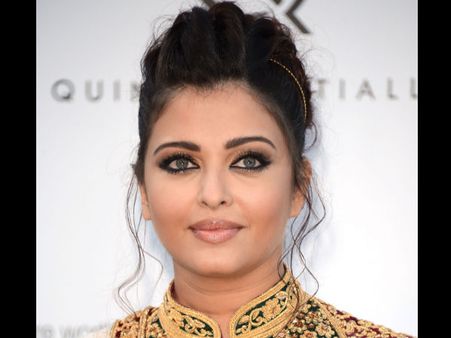 Aishwarya Rai Flags Off The 16th Mumbai Film Festival