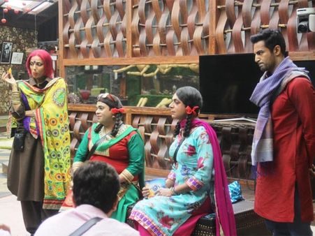 Bigg Boss 8 Diwali Celebrations: Gutthi, Palak, Mouni Spead Happiness!