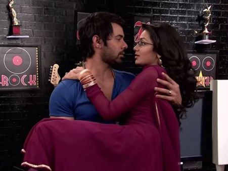 Kumkum Bhagya: Abhi Sees The Moon In Pragya’s Eyes!
