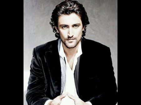 Kunal Kapoor Tries His Hands On Painting