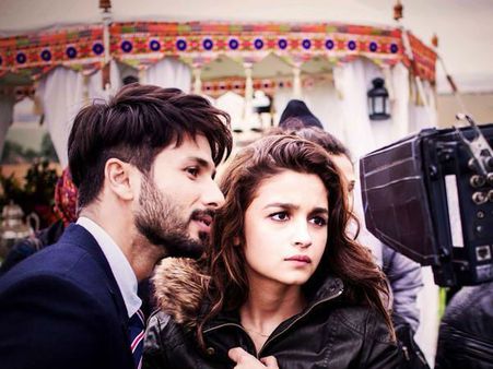 Shaandaar Moment: Shahid Kapoor Turns Stylist For Dad Pankaj Kapur