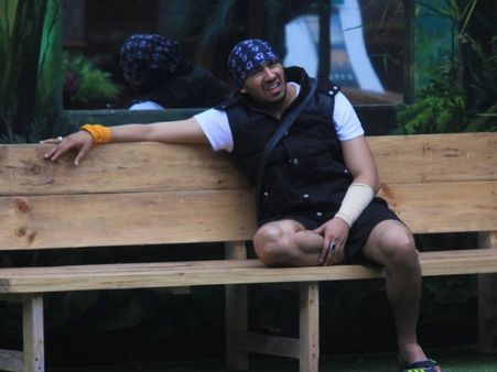Bigg Boss 8: Ali's Captaincy Snatched Away, Can't Be Captain Again And Nominated!