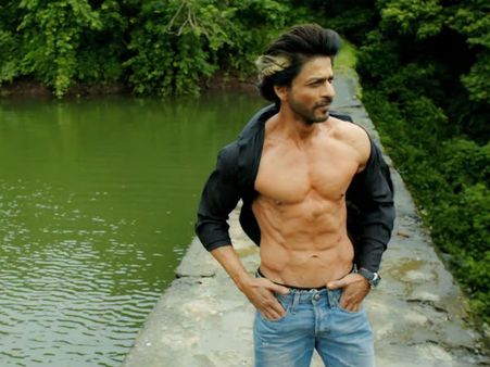 Shahrukh Khan Yells I Am Born Sexy To His Kolkata Fans