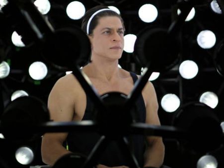 Shahrukh Khan Gets Ready For Fan