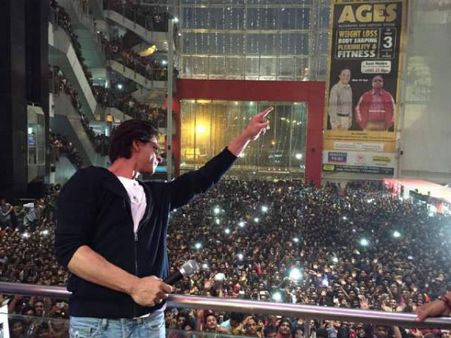 Massive Crowd Hails Love To Shahrukh Khan (Pics)