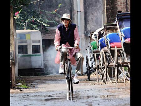 Joyful Amitabh Bachchan Cycling Through City Of Joy (Pics)