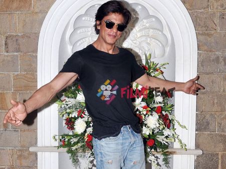 SRK Tells Strugglers: Focus On Acting Not Clothing
