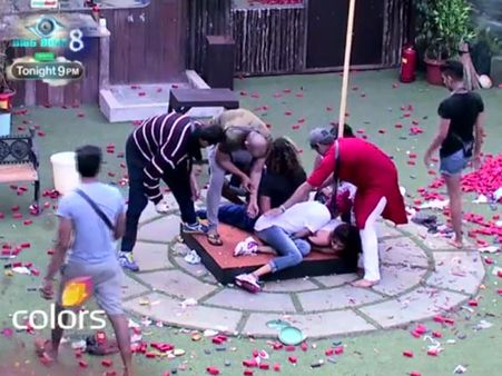 Bigg Boss 8 Sneak Peek: Task Continues, Team B Wins!