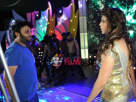 Isha Koppikar Dances For Looti