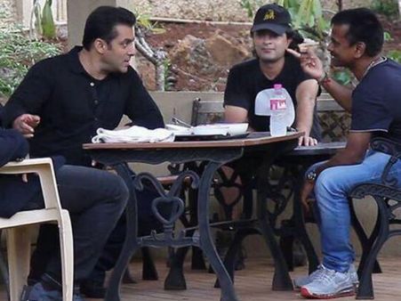 Murugadoss Chooses Salman For Kaththi Remake?