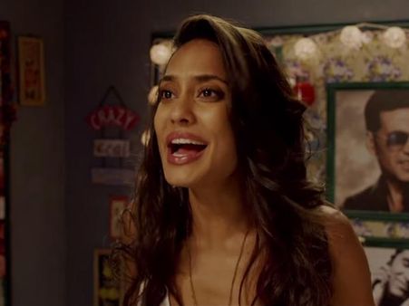 Fan Surprises Lisa Haydon With A Special Gift