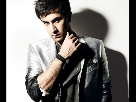 Angry Ranbir Kapoor Makes Media Persons Run Away
