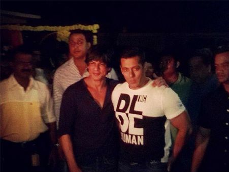 PICTURE PERFECT: Shahrukh And Salman Bless Arpita On Her Sangeet Ceremony