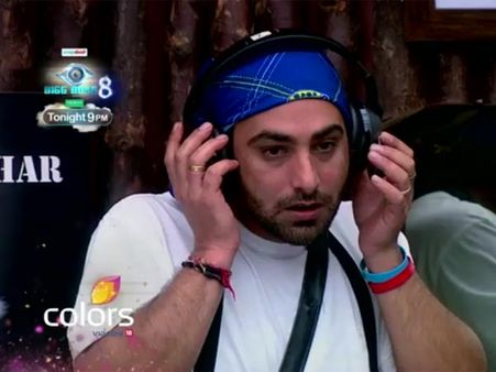 Bigg Boss 8: Gautam Gulati Punished Praneet Bhatt Twice For Smoking!