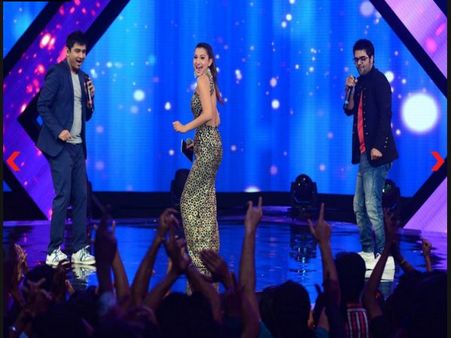 Gauhar Khan Woos Audience By Her Dance Moves On India’s Raw Star!
