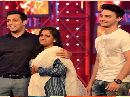 Bigg Boss 8: When Arpita Khan And Ayush Visited The Sets To Meet Salman!