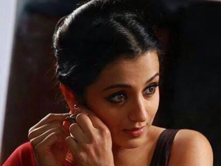 Trisha Impresses Vivek With Her Looks!