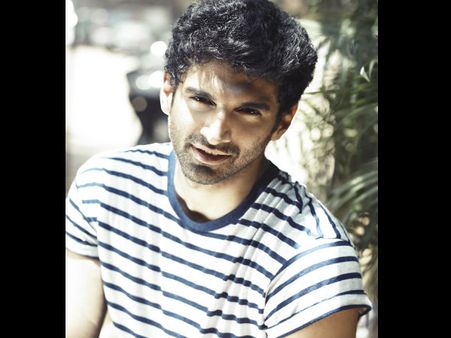 Aditya Roy Kapur Surprised By Kashmiri Girls' Craziness!