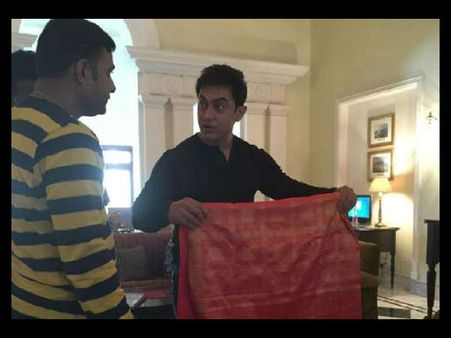 Snapped: Aamir Khan Buying Banarasi Sari For Anushka Sharma