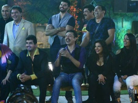 Bigg Boss 8 Party Sneak Peek: Gautam-Diandra Dance, Rahul Mahajan Takes Pool Dip!