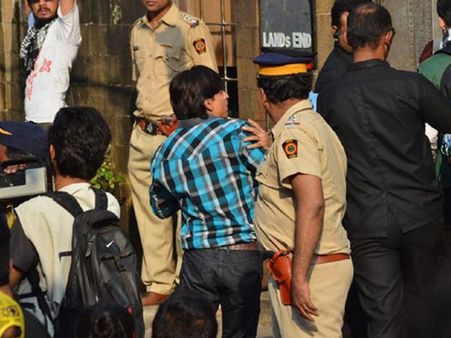 Check Out: Shahrukh Khan And His New Fan!